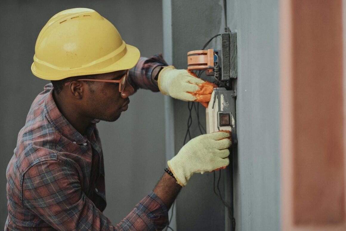 Does an electrician do